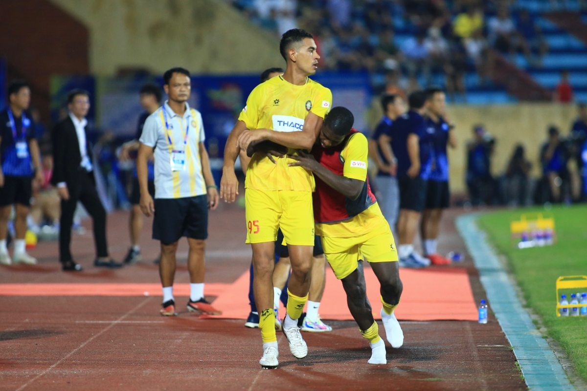 Gustavo nhan the do trong tran sieu cup Nam dinh vs Thanh Hoa